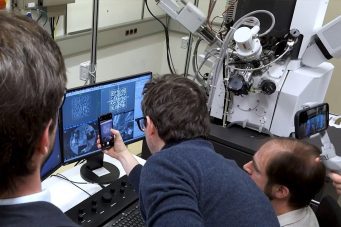 Vědci vytvořili mikroskopický QR kód menší než bakterie