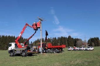 Chytré spínače mají zrychlit hledání poruch v síti. Pilotní projekt běží na Šumavě
