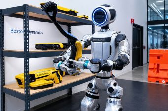 Třetina japonských firem zvažuje nasazení humanoidních robotů do továren, mají málo lidí