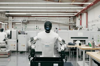 Humanoidní robot zvládl autonomní logistiku v továrně